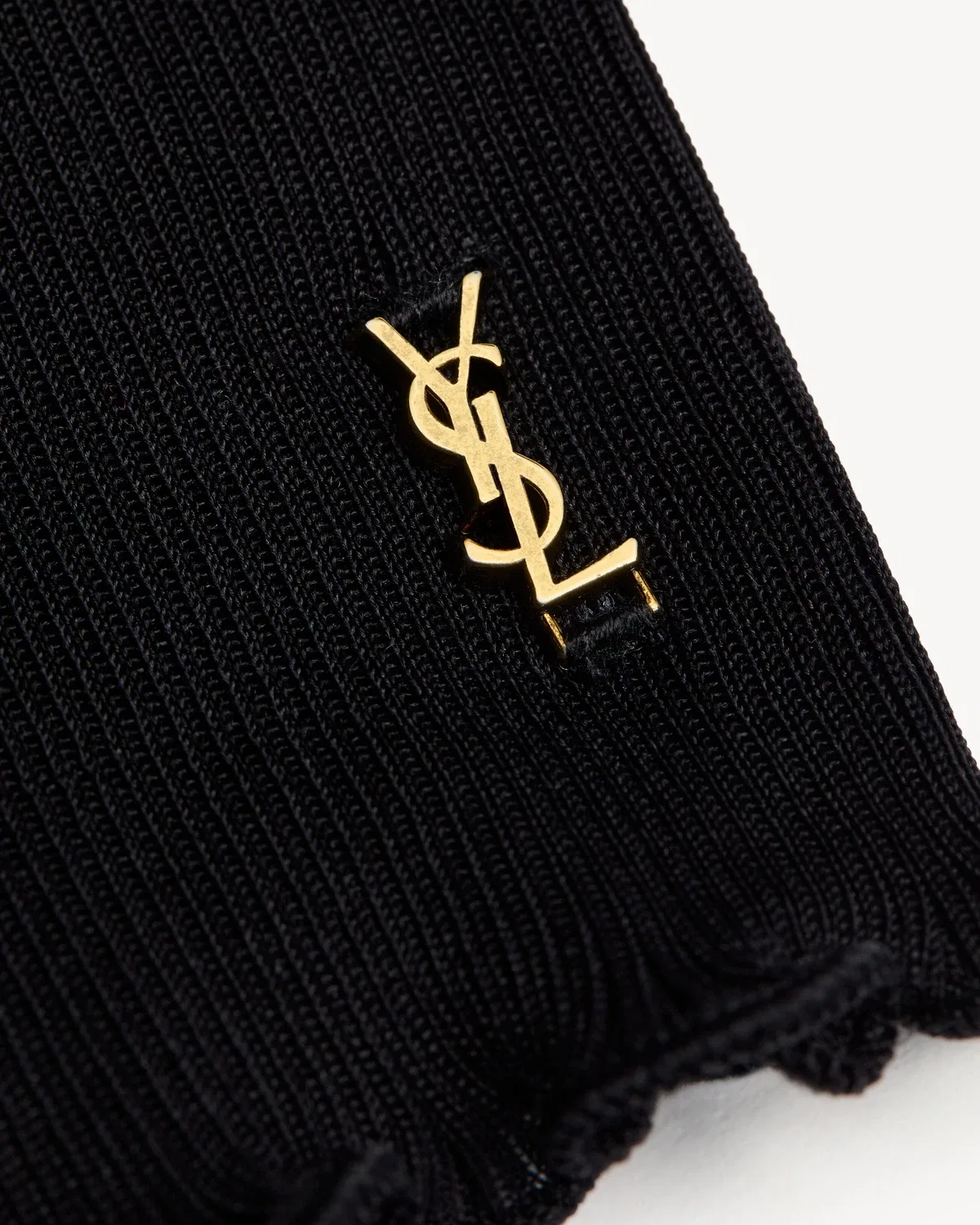 Топ КАССАНДРА с V-образным вырезом из ребристого шелка Saint Laurent, черный — фото 3