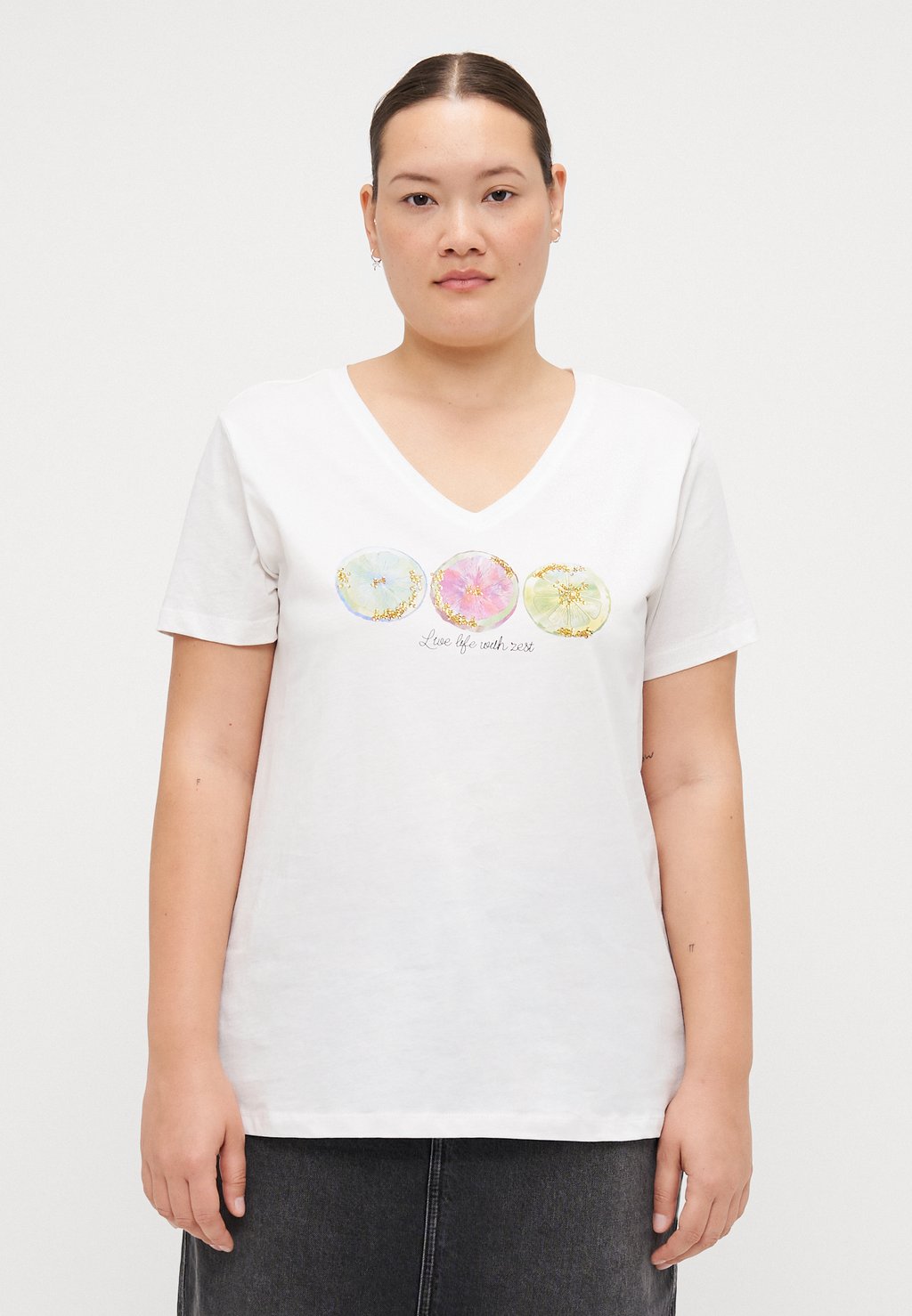 

Футболка с принтом CARTIRA LIFE V-NECK REG ONLY Carmakoma, бежевый