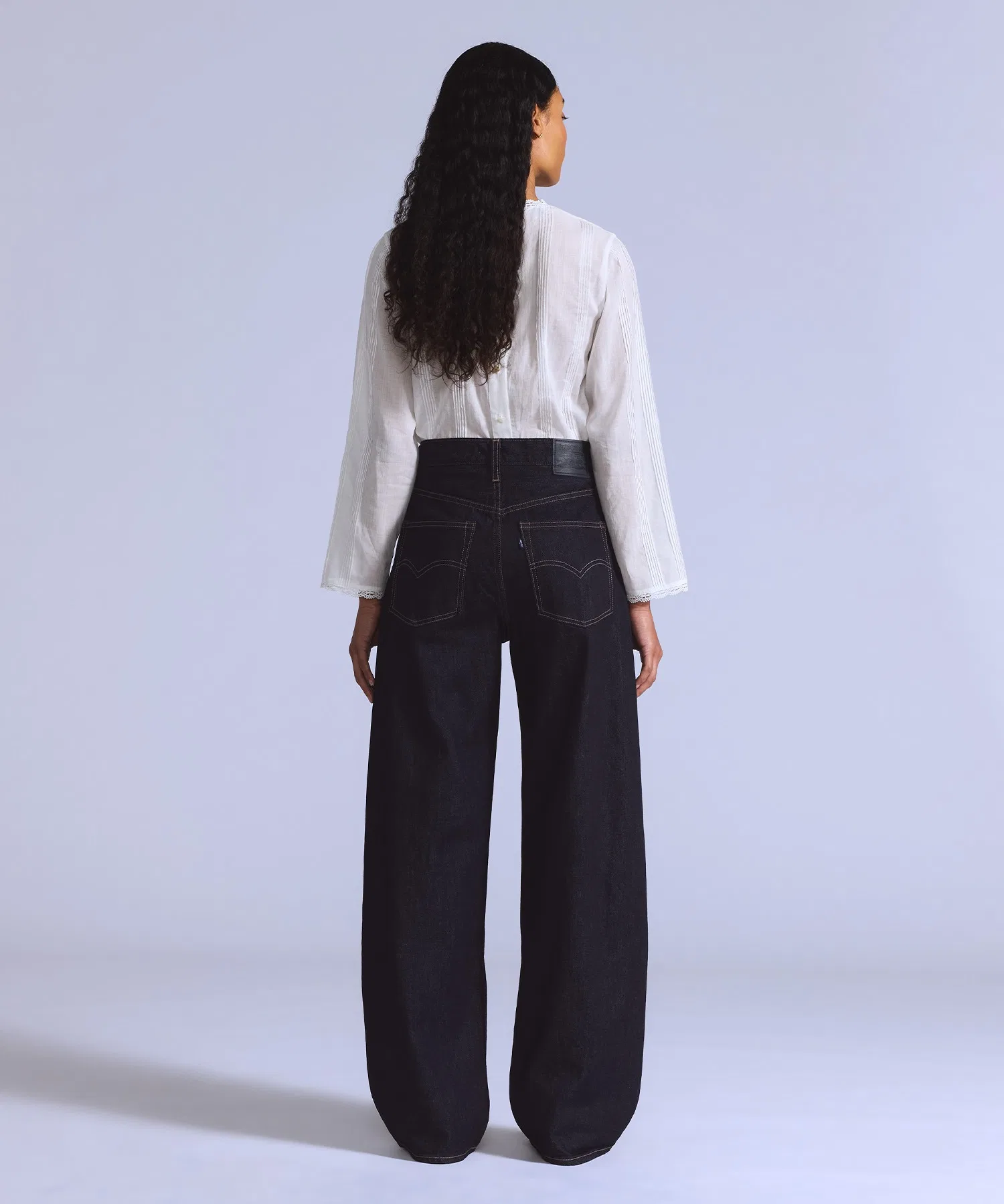 Джинсы Levi's BLUETAB™ DROP Barrel Jeans темно-синего цвета — фото 4