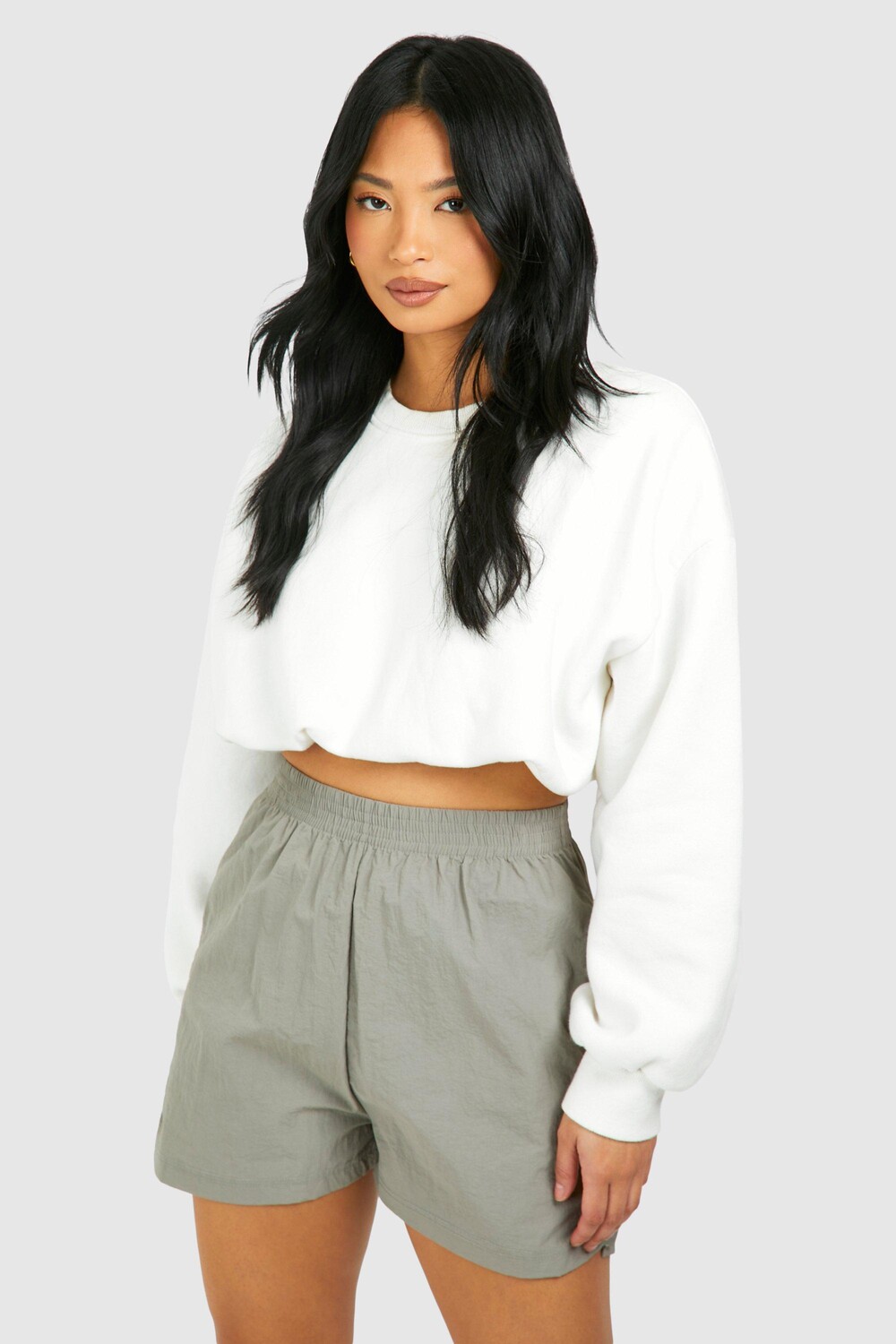 

Шорты для бега Petite Parachute Runner boohoo, серый