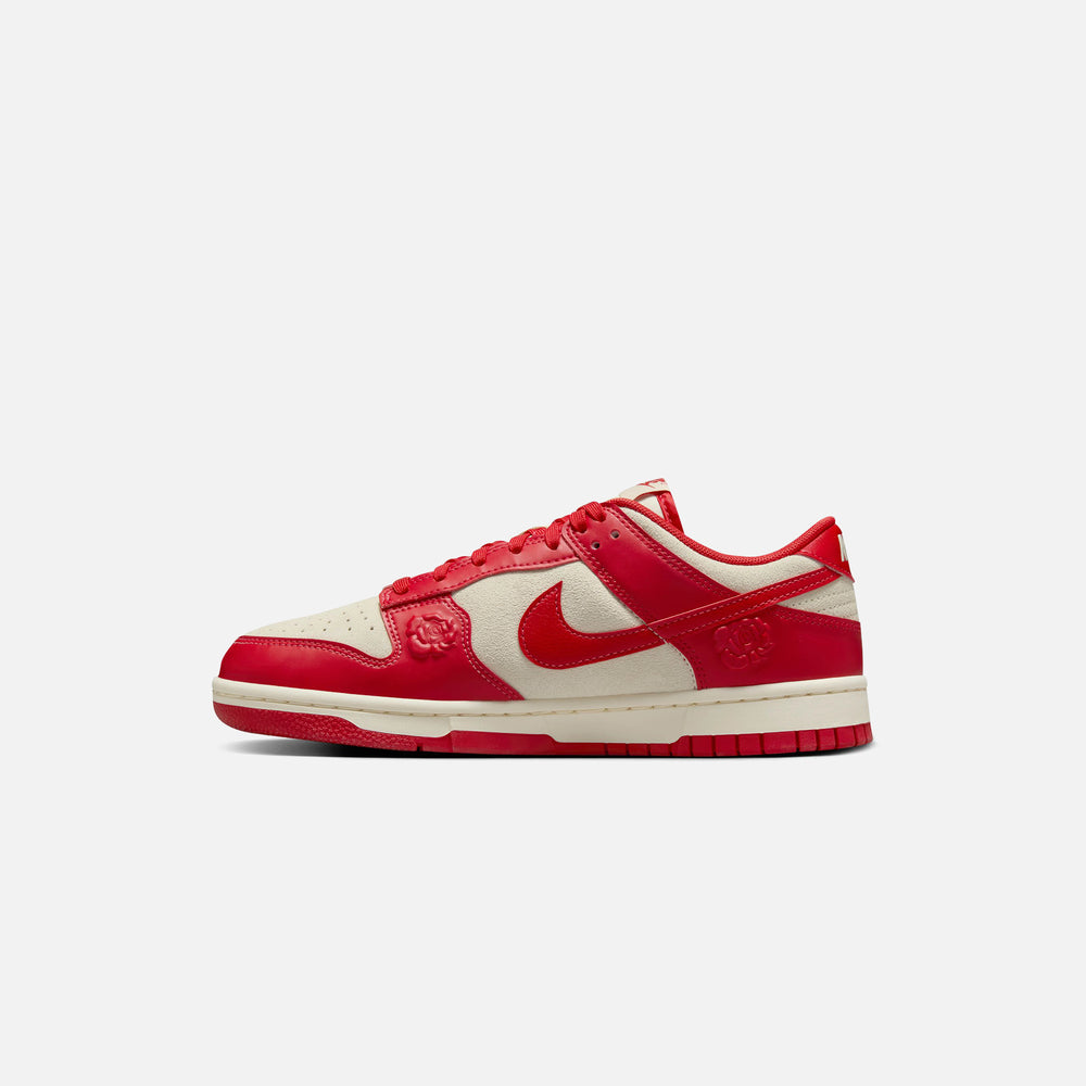 Кроссовки Nike WMNS Dunk Low SE, цвет Coconut Milk/University Red/Pale Ivory — фото 3
