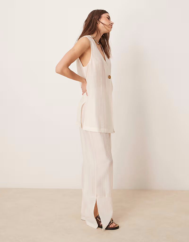 

Широкие брюки ASOS DESIGN из прозрачной фактурной ткани в цвете «кремовый»
