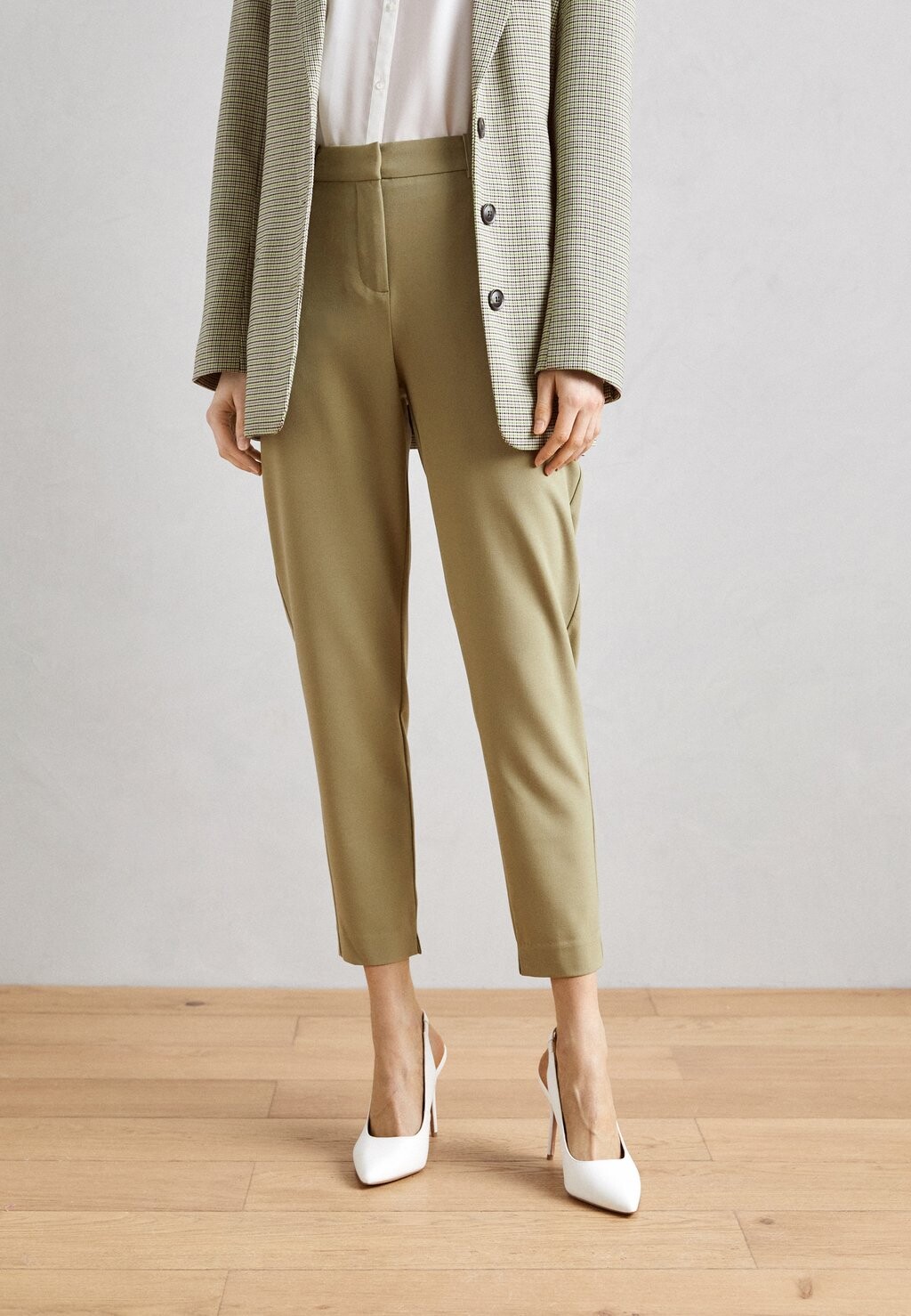

Брюки DANTA PANTS CROP b.young, цвет aloe