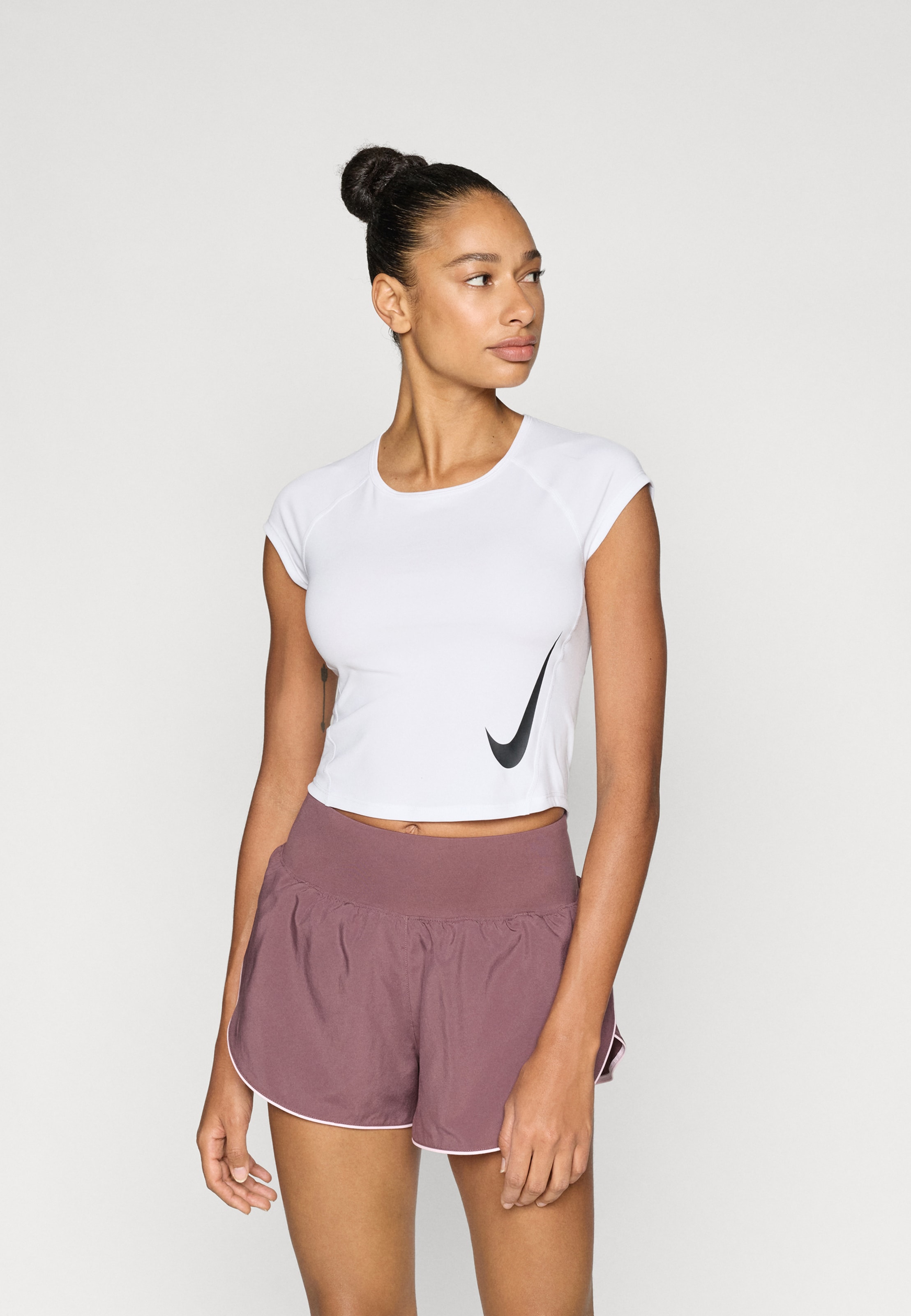 NIKE Футболка для тренировок 'TEMPO SWOOSH' в белом цвете — фото 3