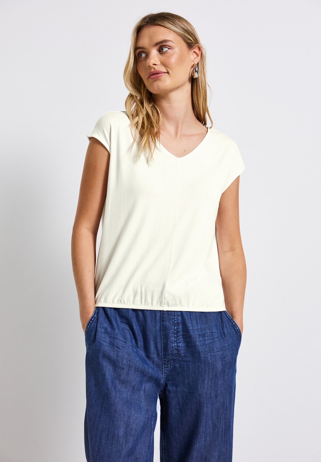 

Базовая футболка V-NECK Street One, кремовый