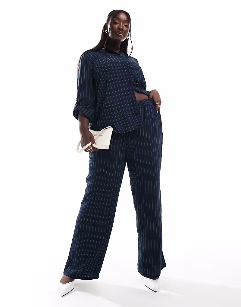 

Свободный брючный костюм Vero Moda Curve в тонкую тёмно-синюю полоску