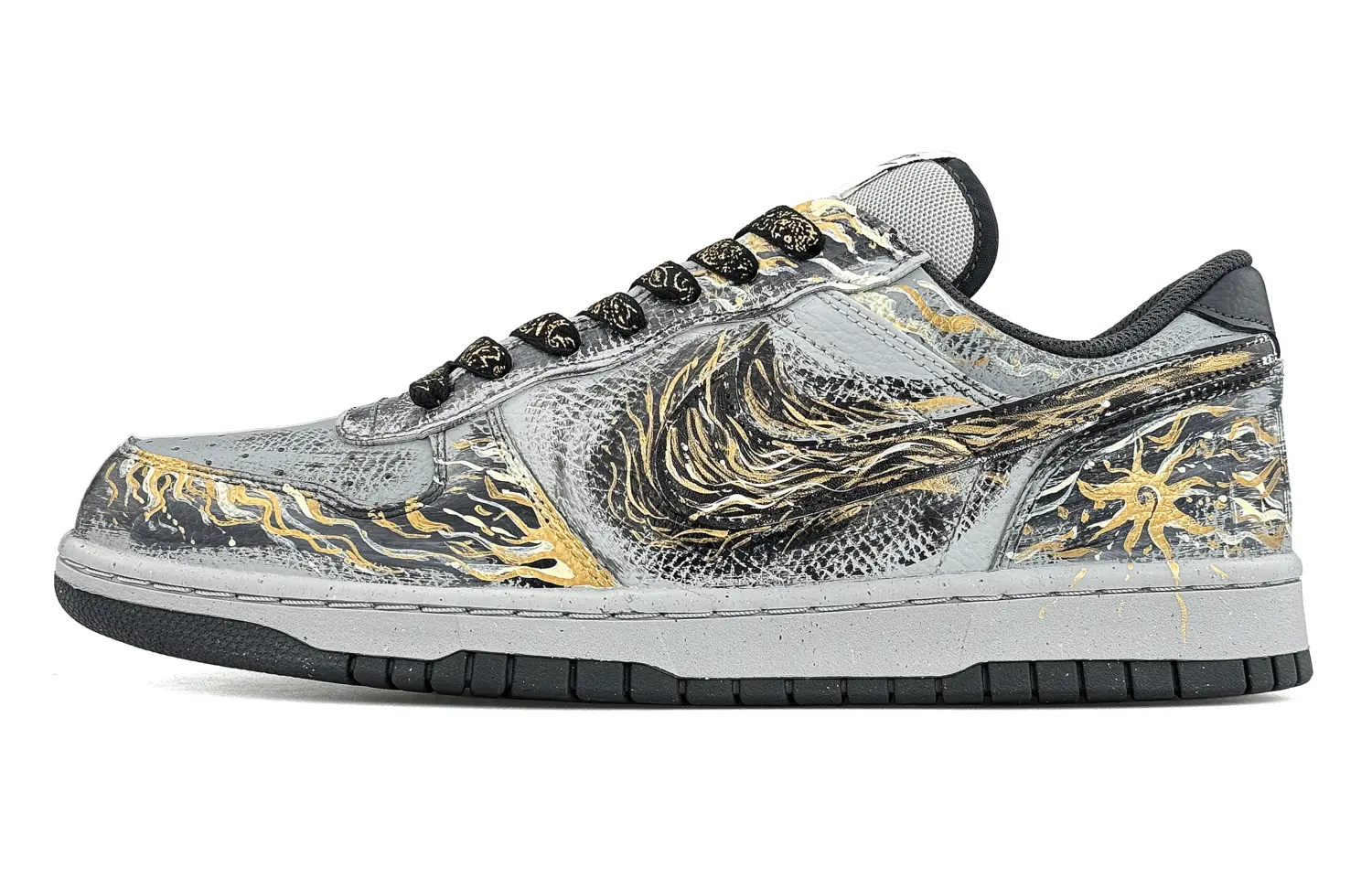 

Nike Мужские низкие скейтбордистские кроссовки Big Low Top, черный с золотыми вставками