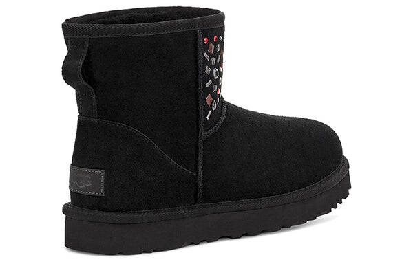 Ботинки зимние UGG Classic Mini Stud II, черный — фото 4
