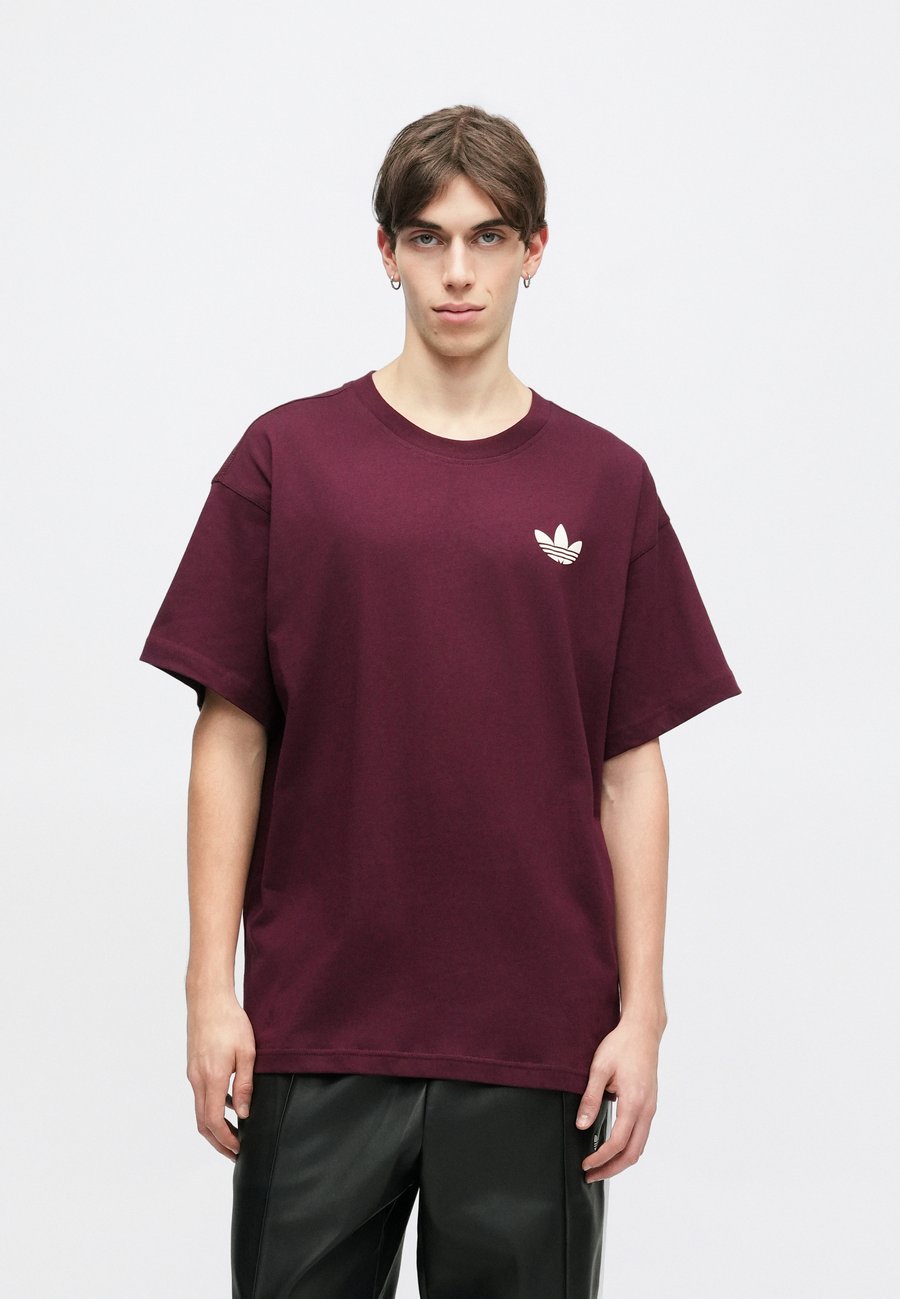 

Футболка Adidas Originals SOFA TEE UNISEX, Maroon/Dark Red, Красный, Футболка Adidas Originals SOFA TEE UNISEX, Maroon/Dark Red
