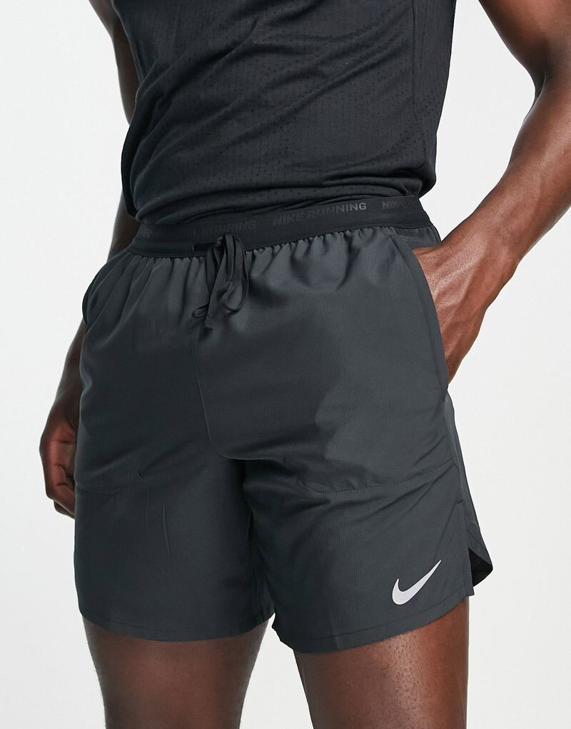

Черные 7-дюймовые шорты Nike Stride Dri-FIT