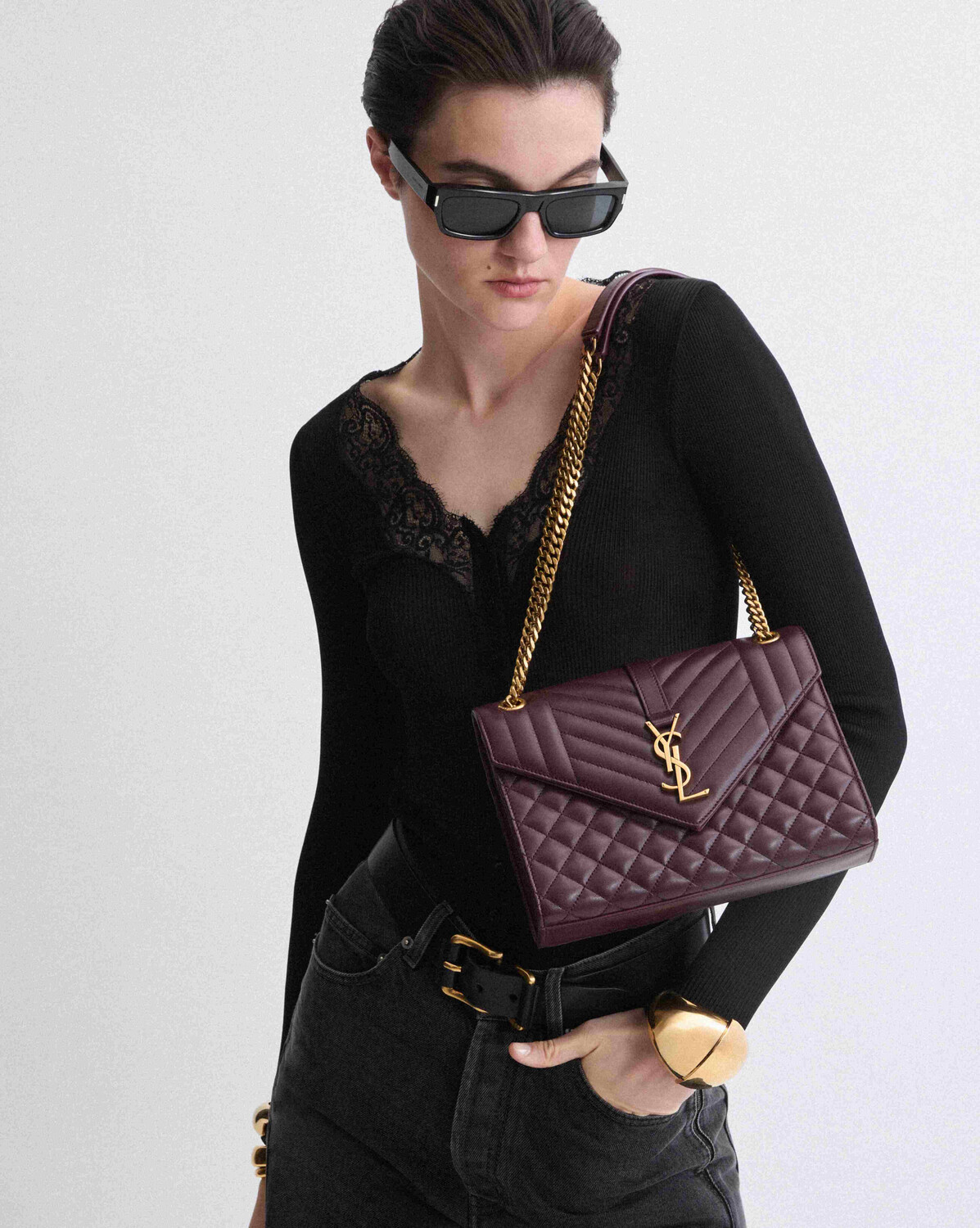 Сумка ENVELOPE среднего размера из кожи grain de poudre Saint Laurent, красный — фото 2