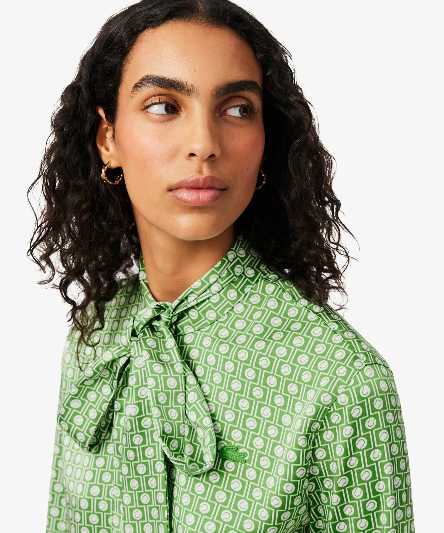 Рубашка LACOSTE с принтом теннисных мячей и бантом, атласная, ретро-стиль — фото 2