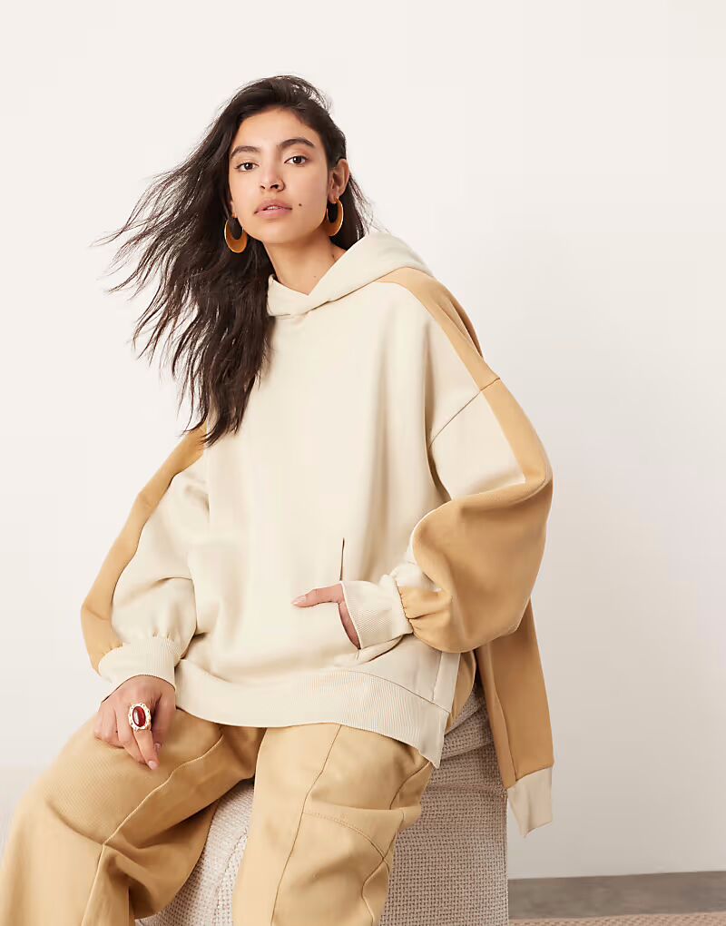 

Толстовка свободного кроя с разрезом по низу ASOS EDITION в цвете «колорблок» верблюжьего и овсяного цветов