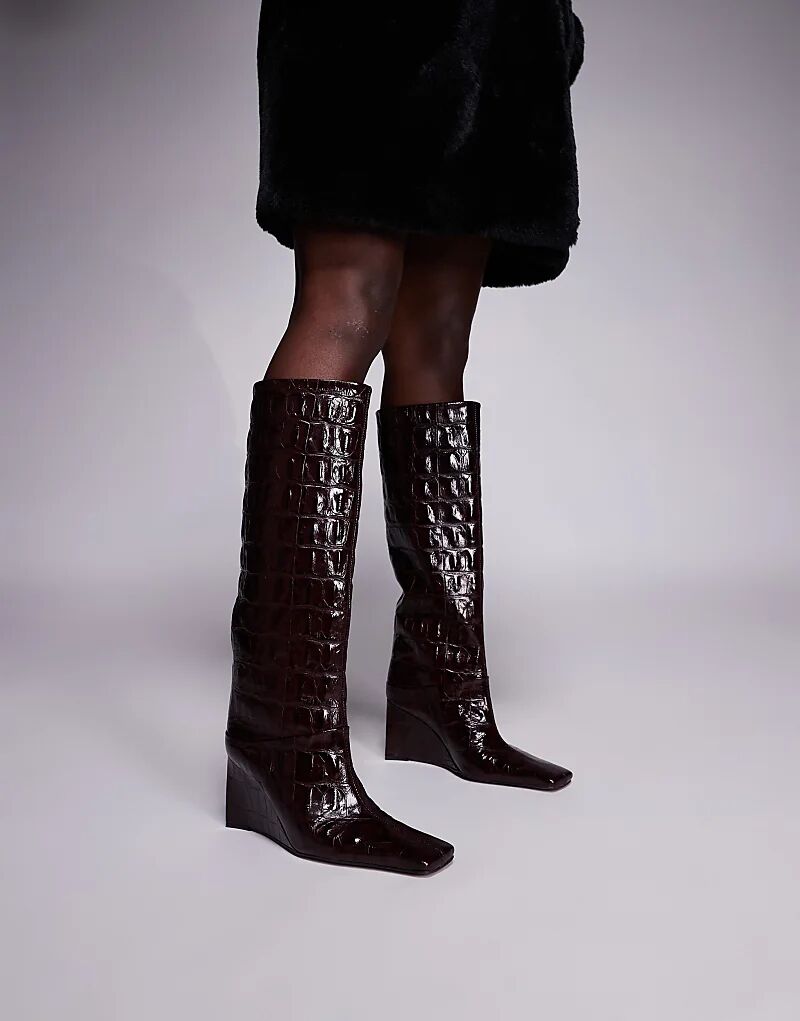 Ботильоны Clarissa из высококачественной кожи ASOS DESIGN на танкетке с острым носком, бордового цвета с тиснением под крокодила — фото 2