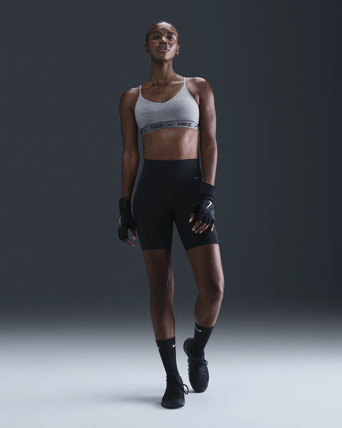 Женский спортивный бюстгальтер Nike Indy Light Support с регулировкой и подкладкой, Smoke Grey/Pure — фото 4