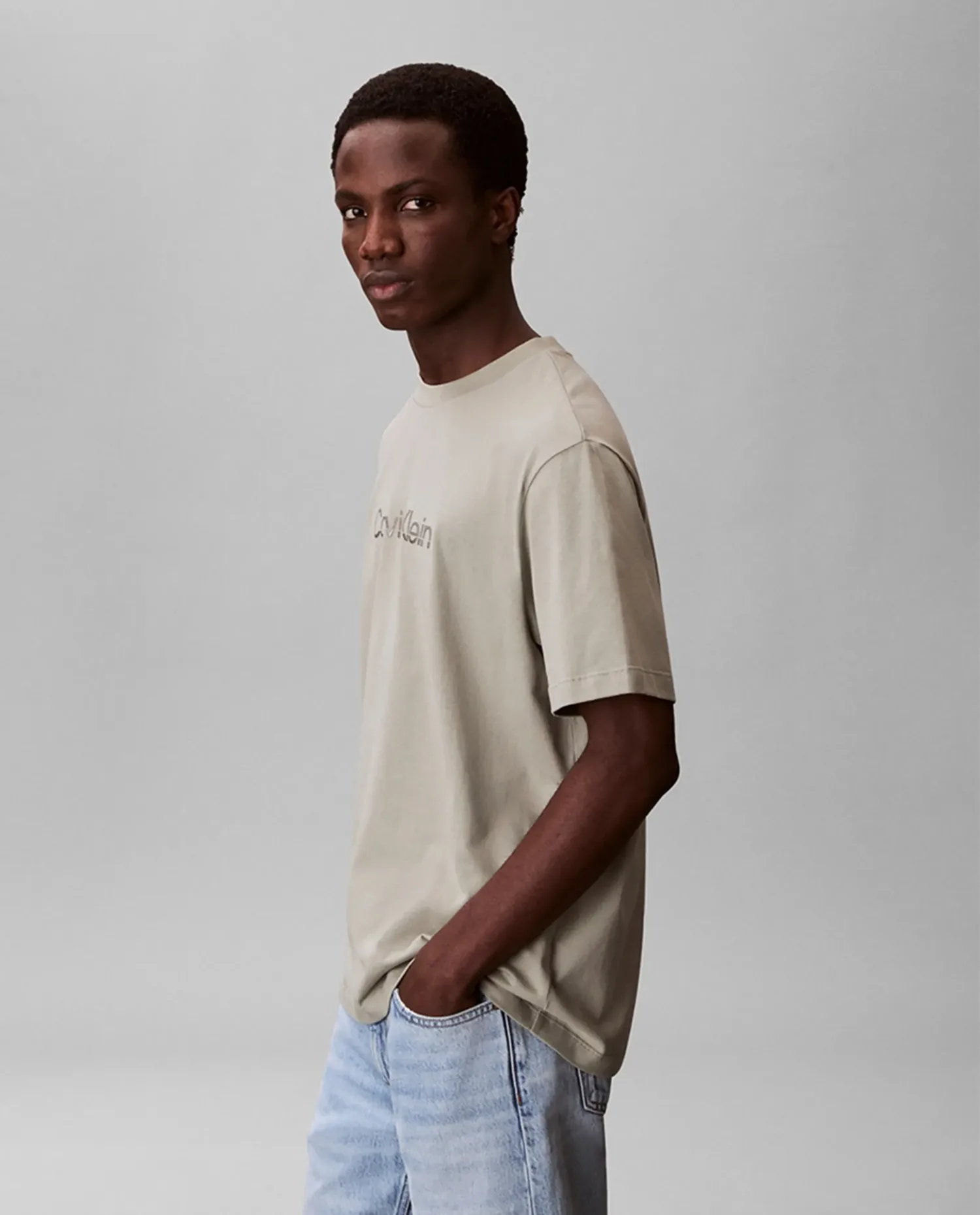 Мужская футболка с металлическим логотипом Calvin Klein, серый — фото 3