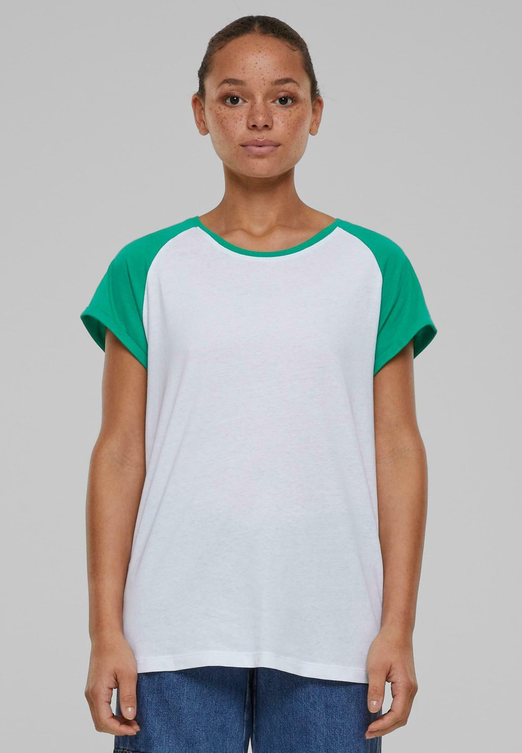 

Футболка с принтом CONTRAST RAGLAN Urban Classics, цвет white ferngreen