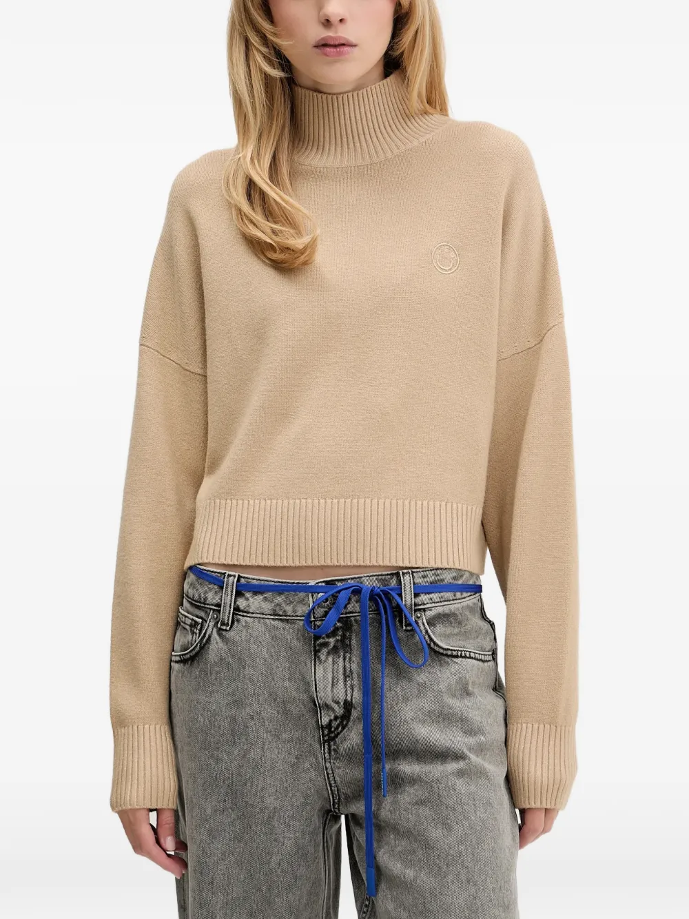 

Вязаный джемпер с высоким воротником и логотипом Hugo, бежевый