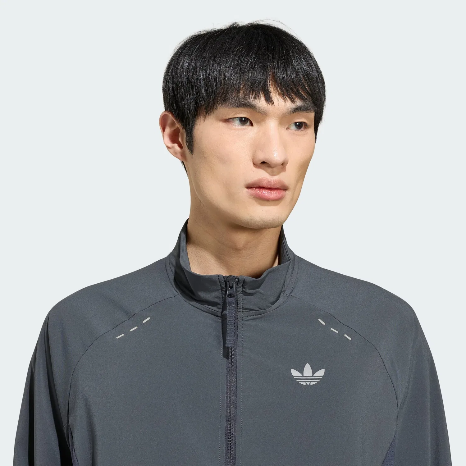 Куртка Adidas Originals Between-Season Jacket Tech Trefoil Essentials темно-серого цвета — фото 4