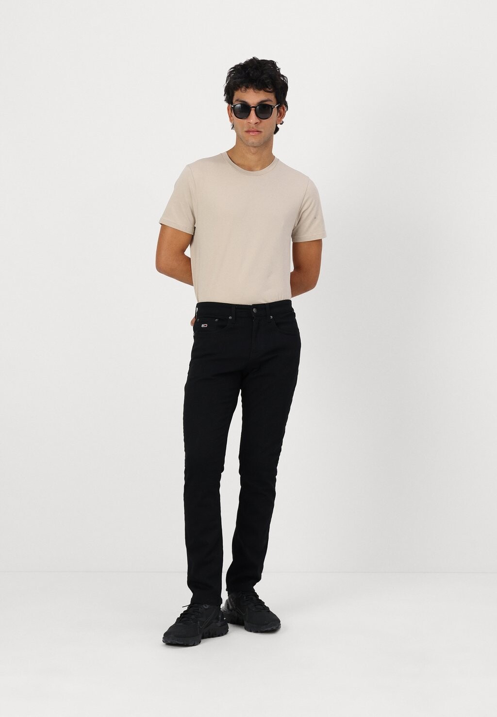 Джинсы зауженного кроя AUSTIN  Tommy Jeans, черный деним — фото 2