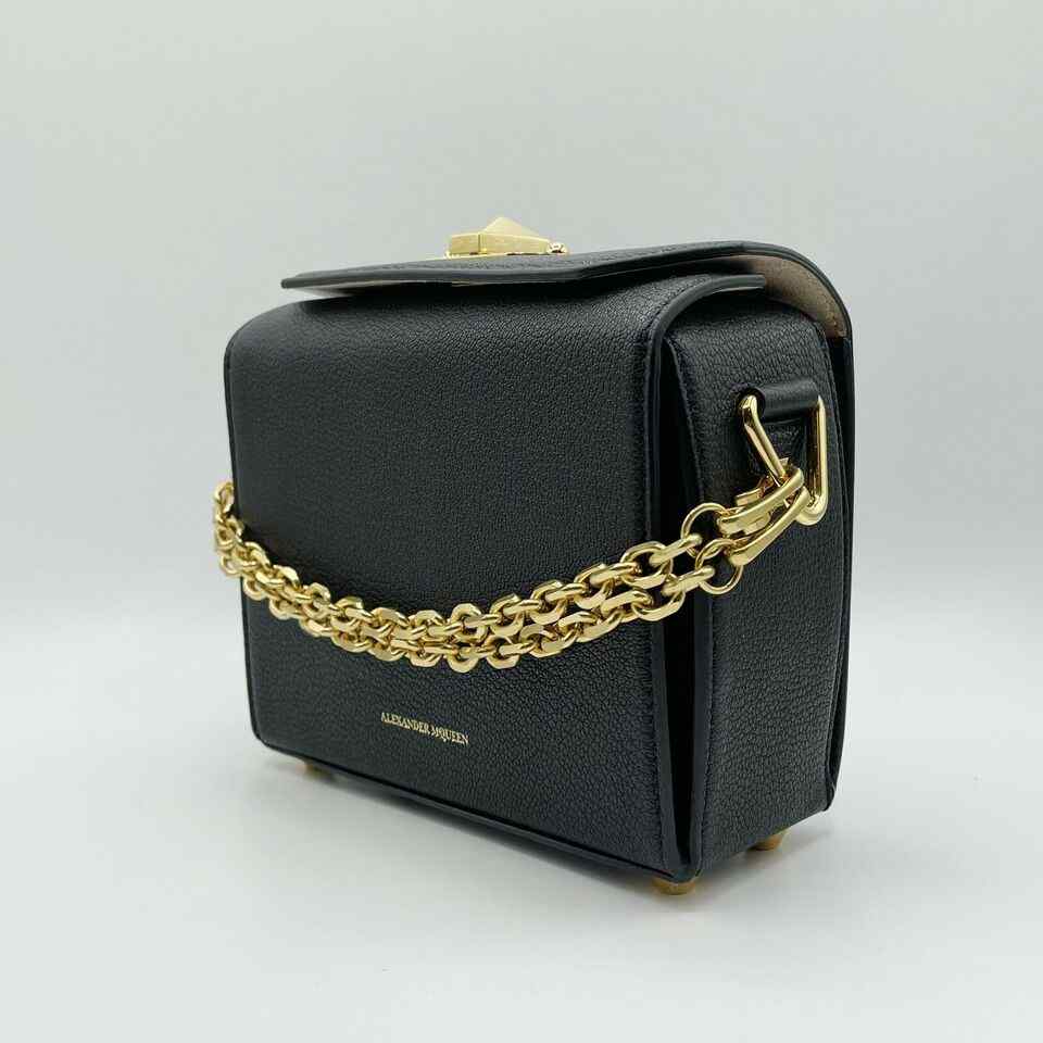 

Кожаная сумка Alexander McQueen Box 19 с фурнитурой, черный