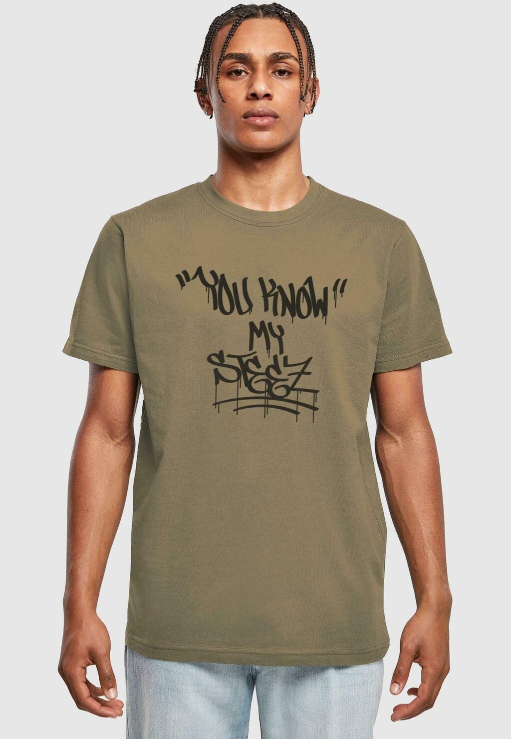 

Футболка с принтом KNOW MY STEEZ Mister Tee, оливковый