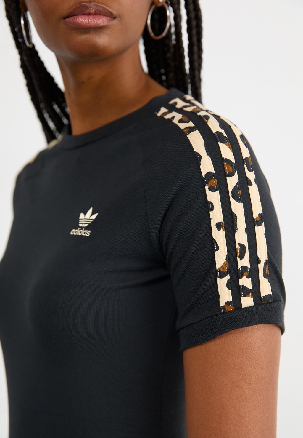 

Футболка с принтом LEO 3S TEE adidas Originals, черный