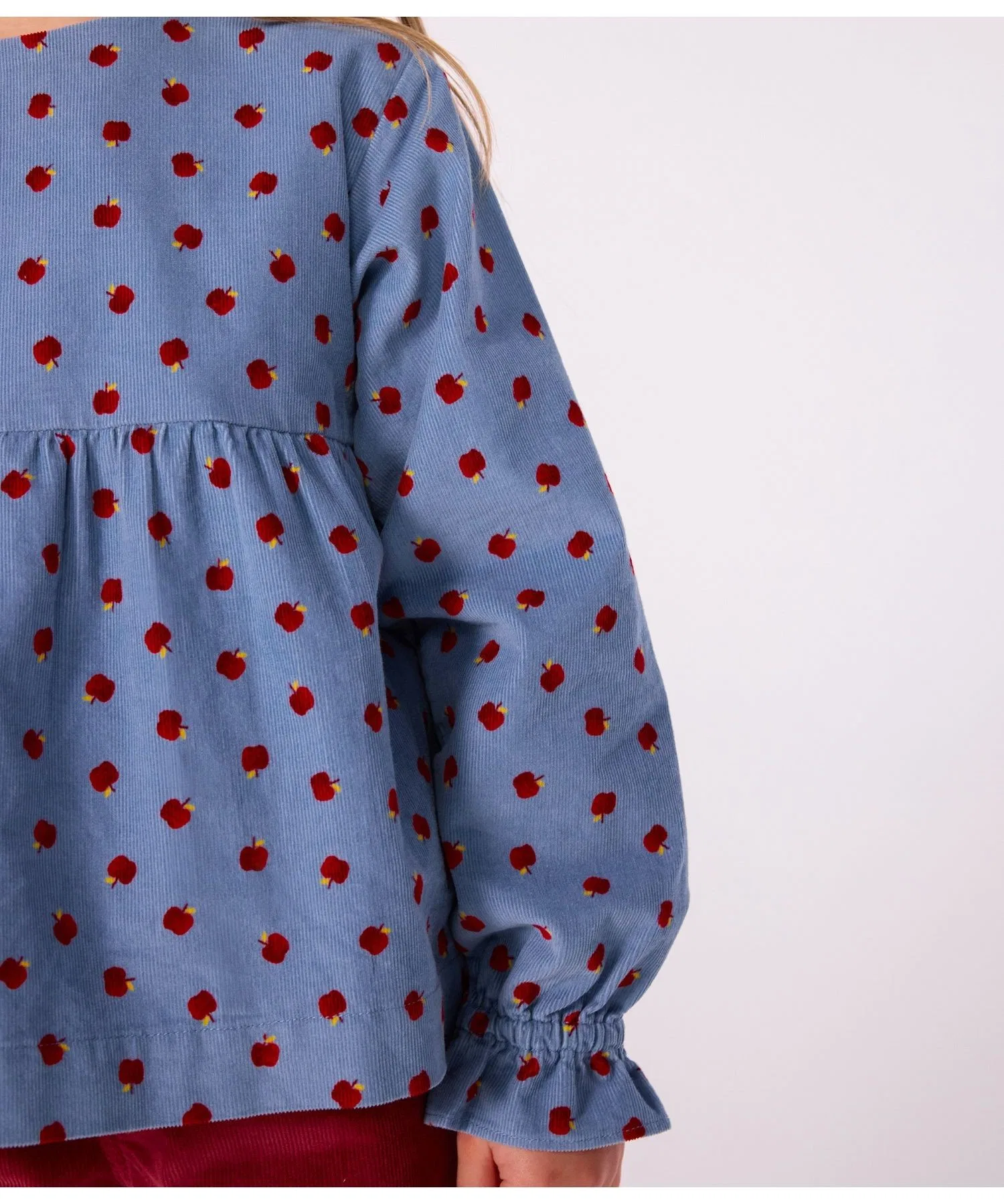 Детская хлопковая блузка с длинными рукавами PETIT BATEAU с рисунком яблока светло-голубая — фото 3