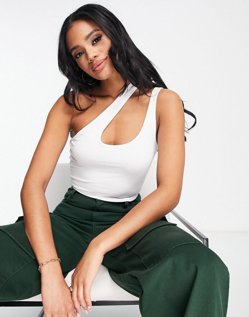 

ASOS DESIGN – белая укороченная асимметричная майка с вырезами