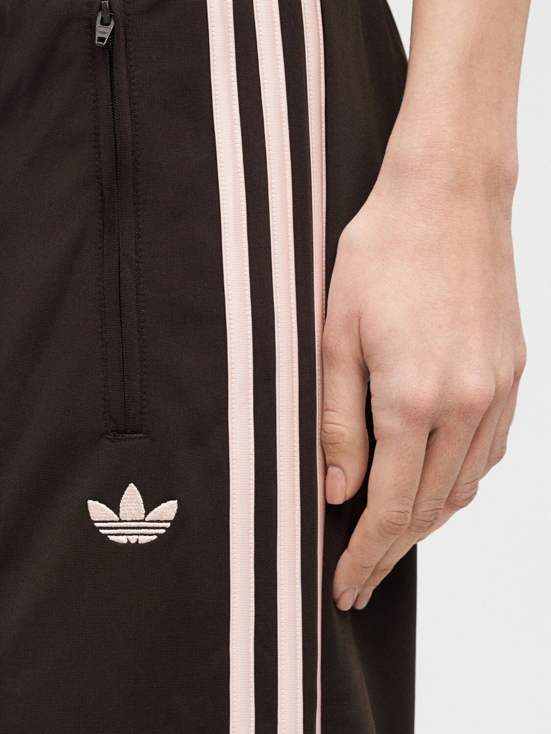 Adidas Originals Широкие брюки в темно-коричневом цвете — фото 4