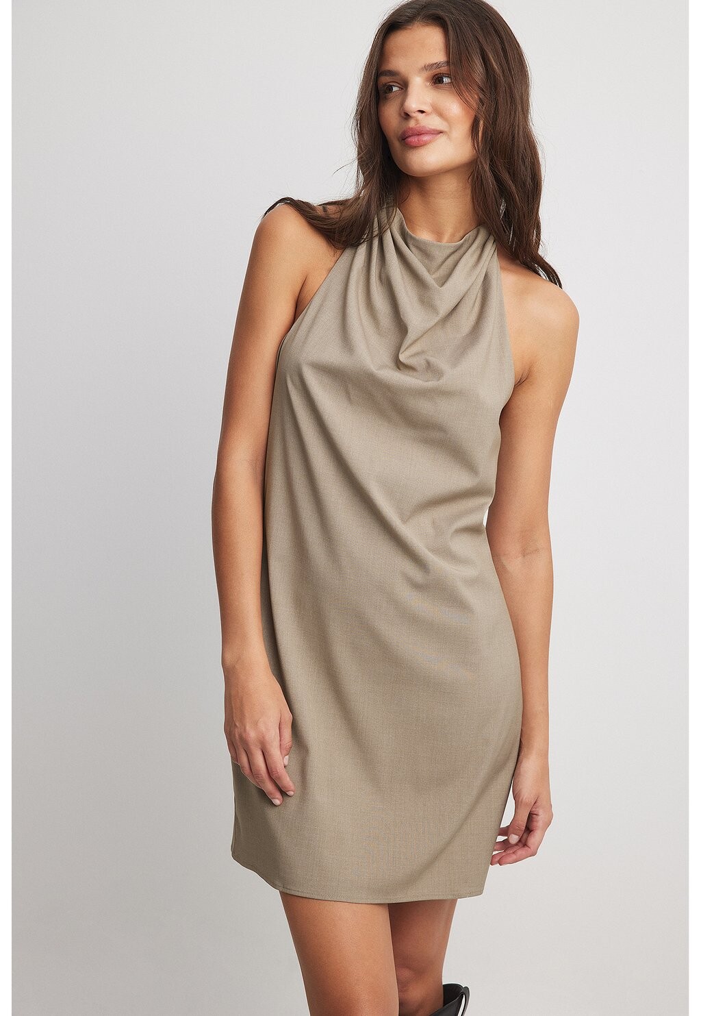 

Повседневное платье NECKHOLDER NA-KD, цвет light taupe