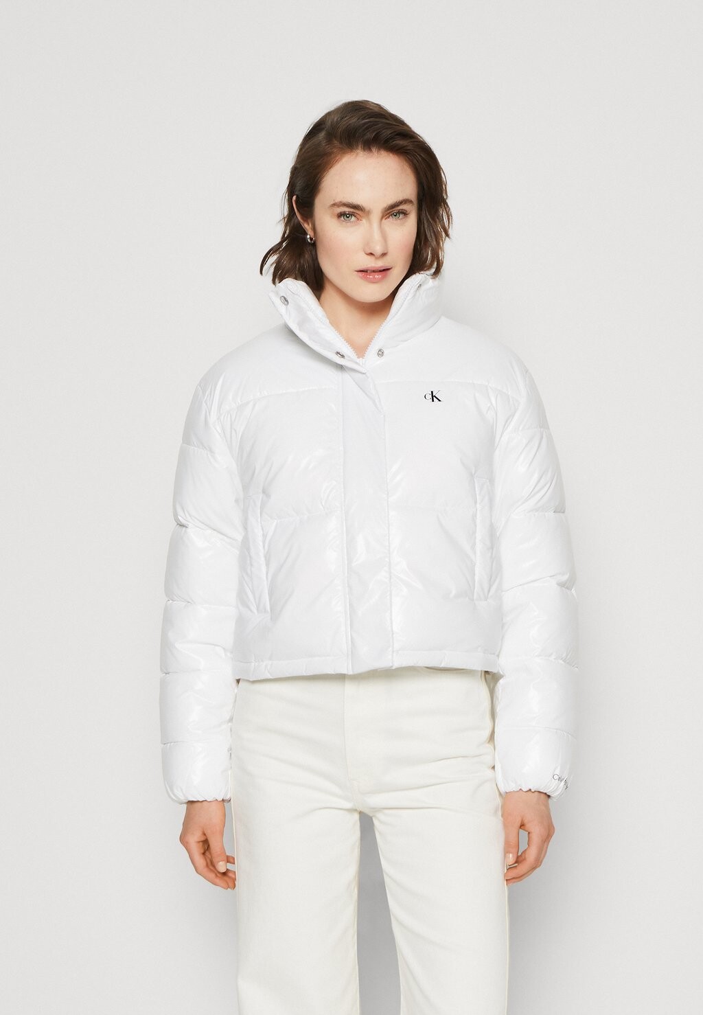 

Зимняя куртка CROPPED SHINY PUFFER Calvin Klein Jeans, ярко-белый