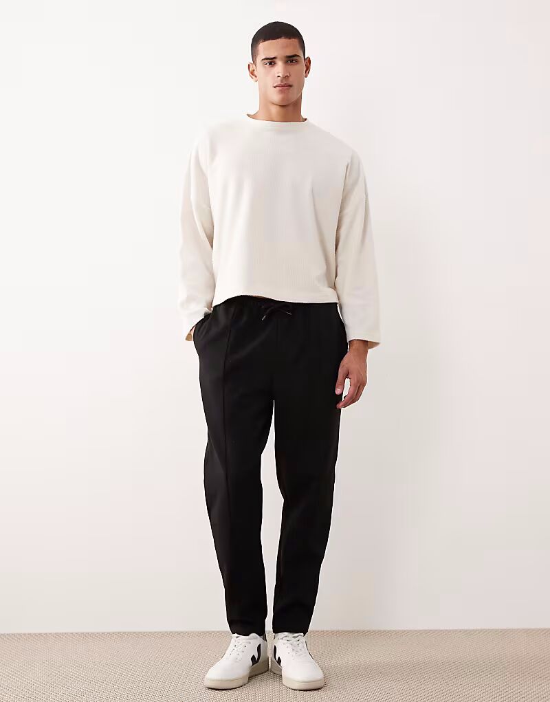 

Зауженные книзу брюки-джоггеры с защипами черного цвета Asos Design