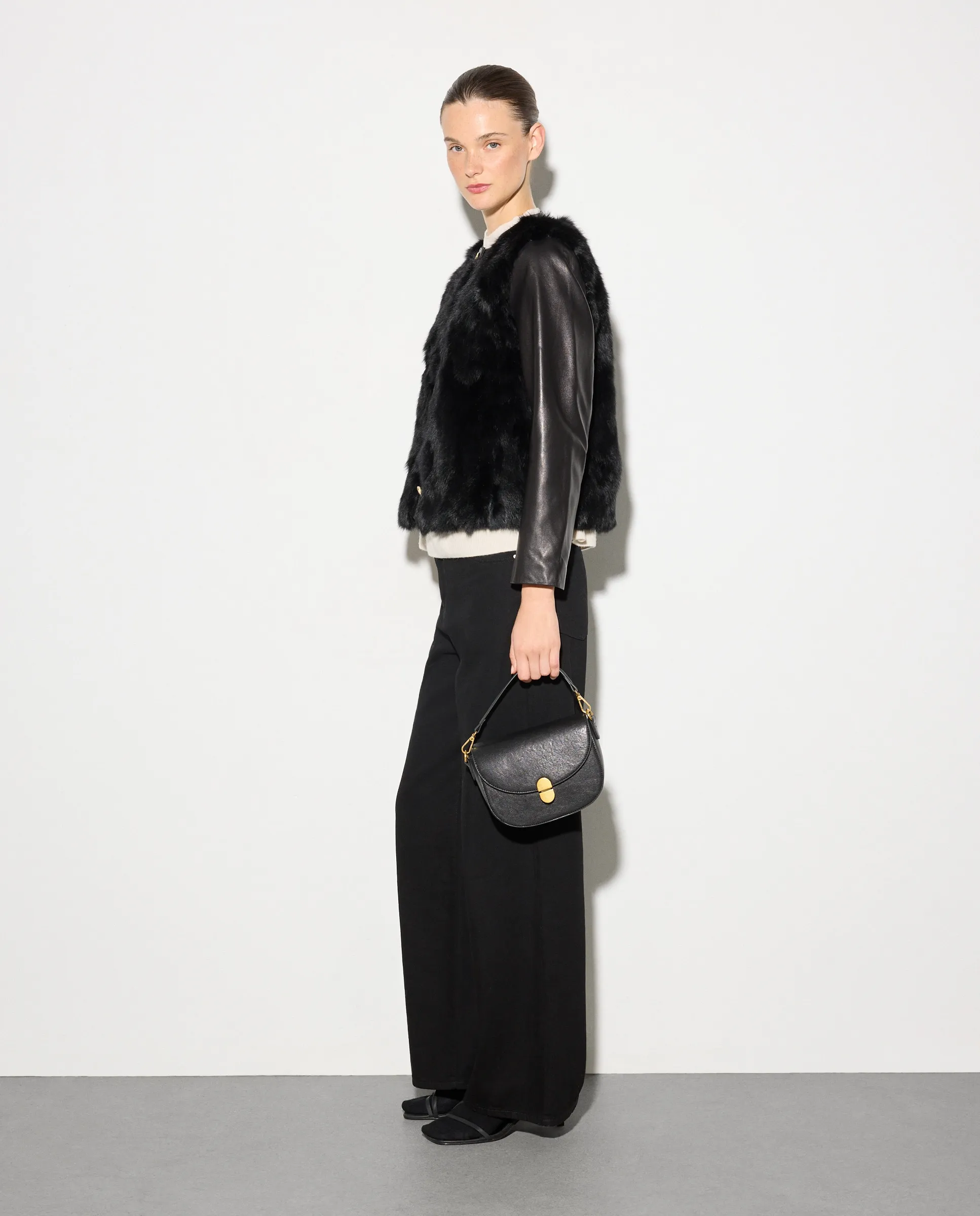 

Женская куртка из мягкой кожи/с мехом с золотой пуговицей Woman El Corte Inglés