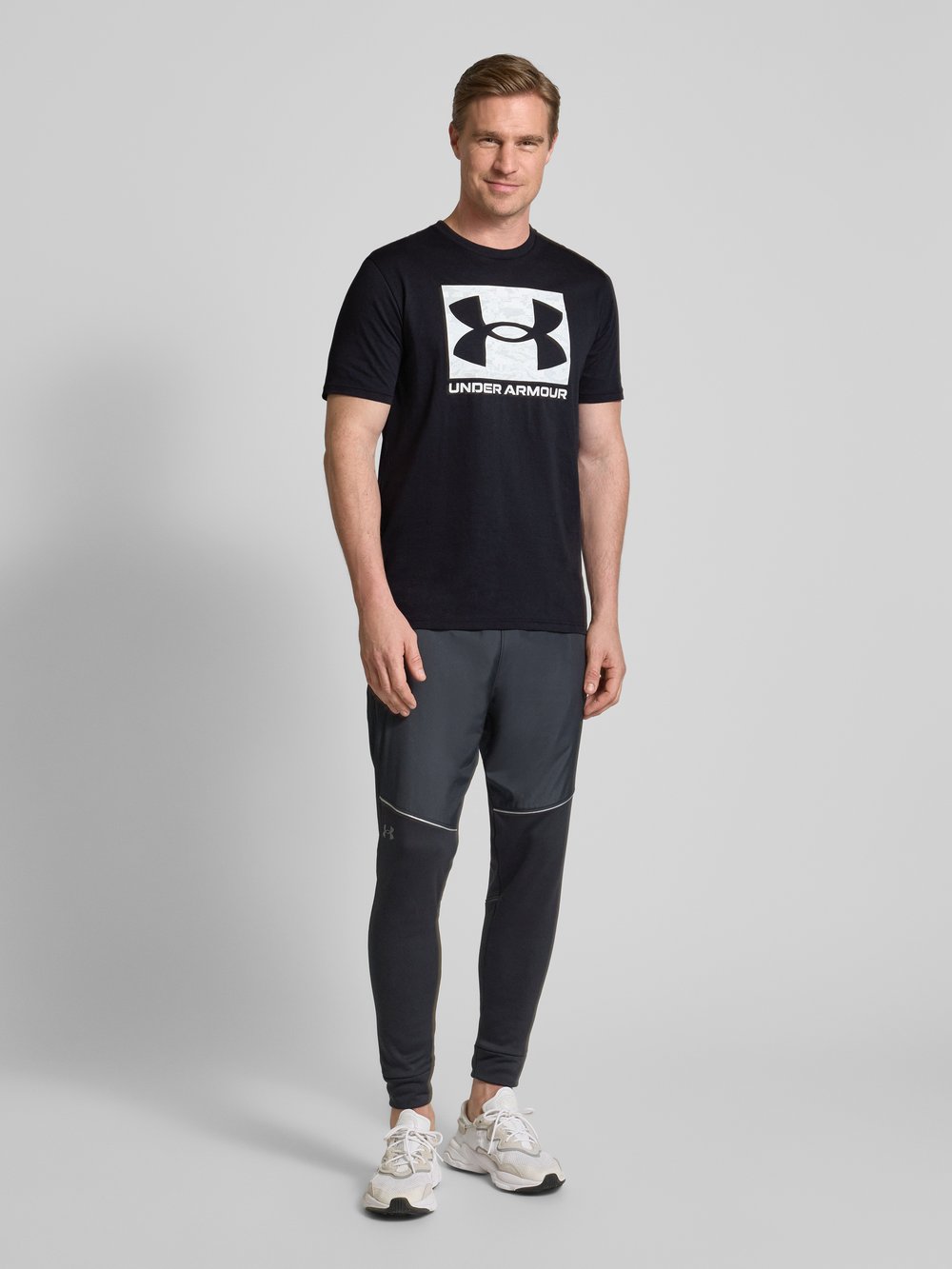 

Футболка свободного кроя с этикеткой Under Armour, черный