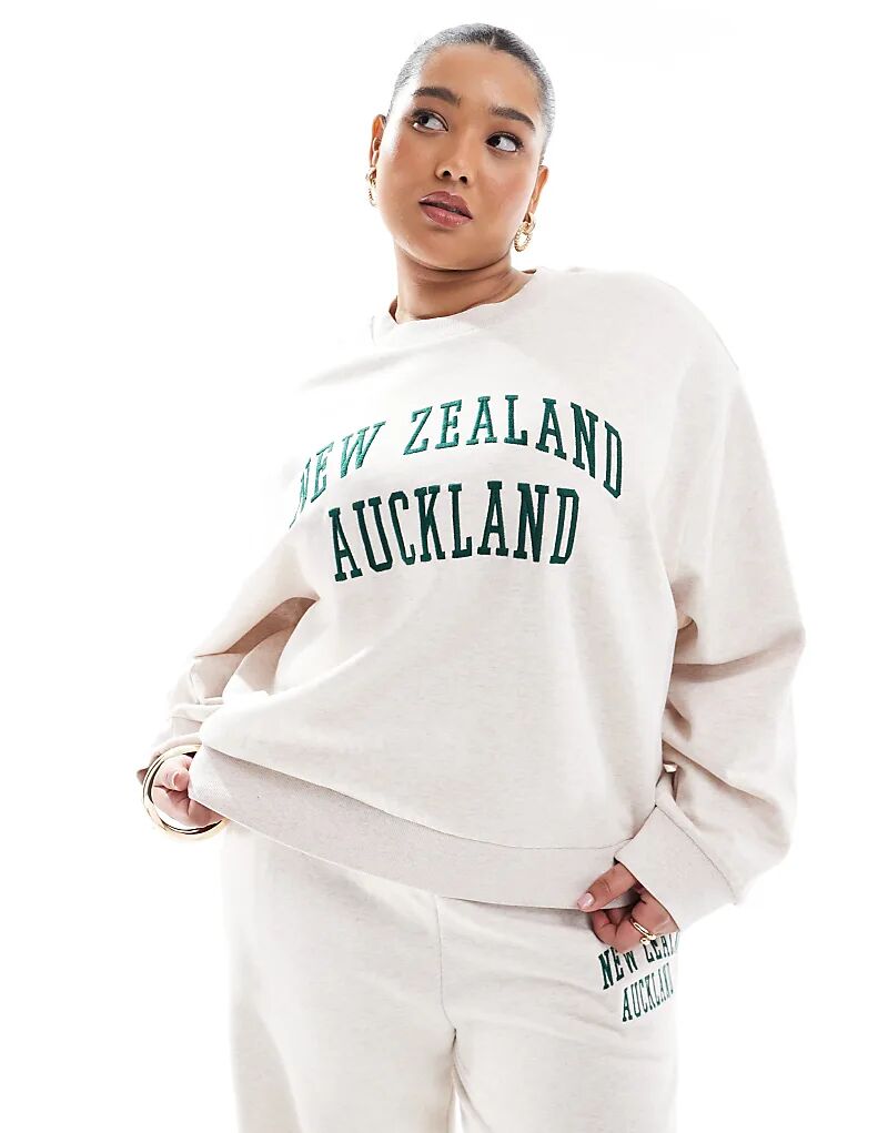 

Толстовка с вышитым принтом «Окленд» от ASOS DESIGN Curve в цвете овсяного меланжа Asos Curve