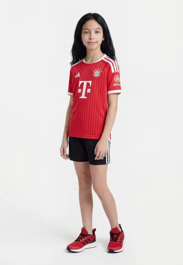Футболка Adidas Performance FC Bayern Home Kids Print, цвет ярко-алый/белый