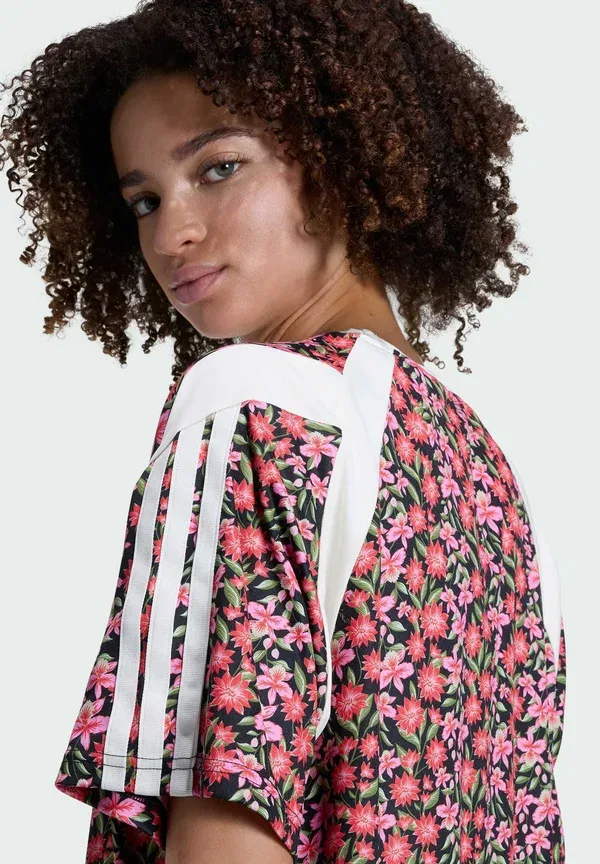 Футболка Adidas x farm rio house of tiro jersey print t-shirt Adidas Sportswear, черный/кремово-белый/мультиколор — фото 4