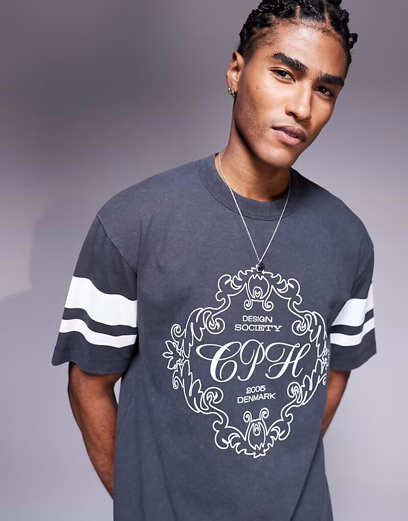 

Футболка свободного кроя ASOS DESIGN с текстовой графикой и деталями на рукавах из плотной ткани плотностью 240 г/м² с эффектом потертости угольно-черного цвета