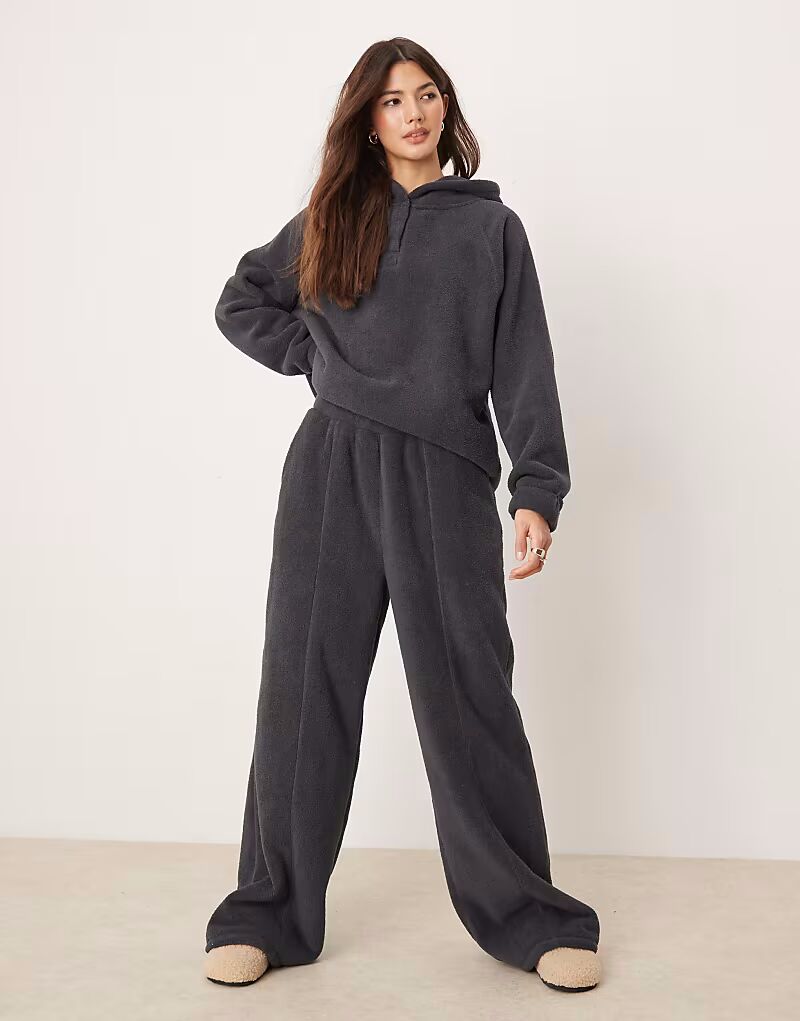 

Широкие брюки из микрофлиса ASOS DESIGN для отдыха в стально-сером цвете