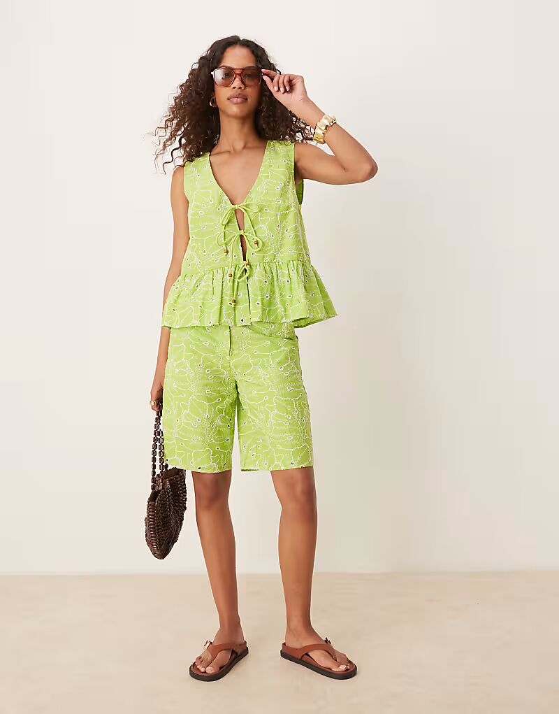 

Бермуды с вышивкой по всей поверхности в цвете лайм Asos Design