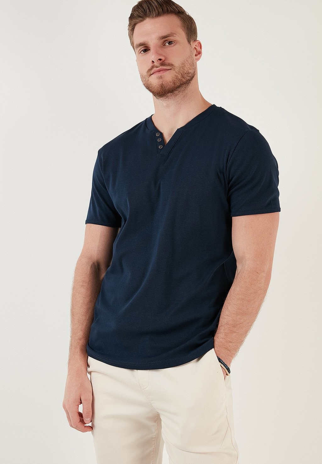 

Базовая футболка V-NECK Buratti, темно-синий