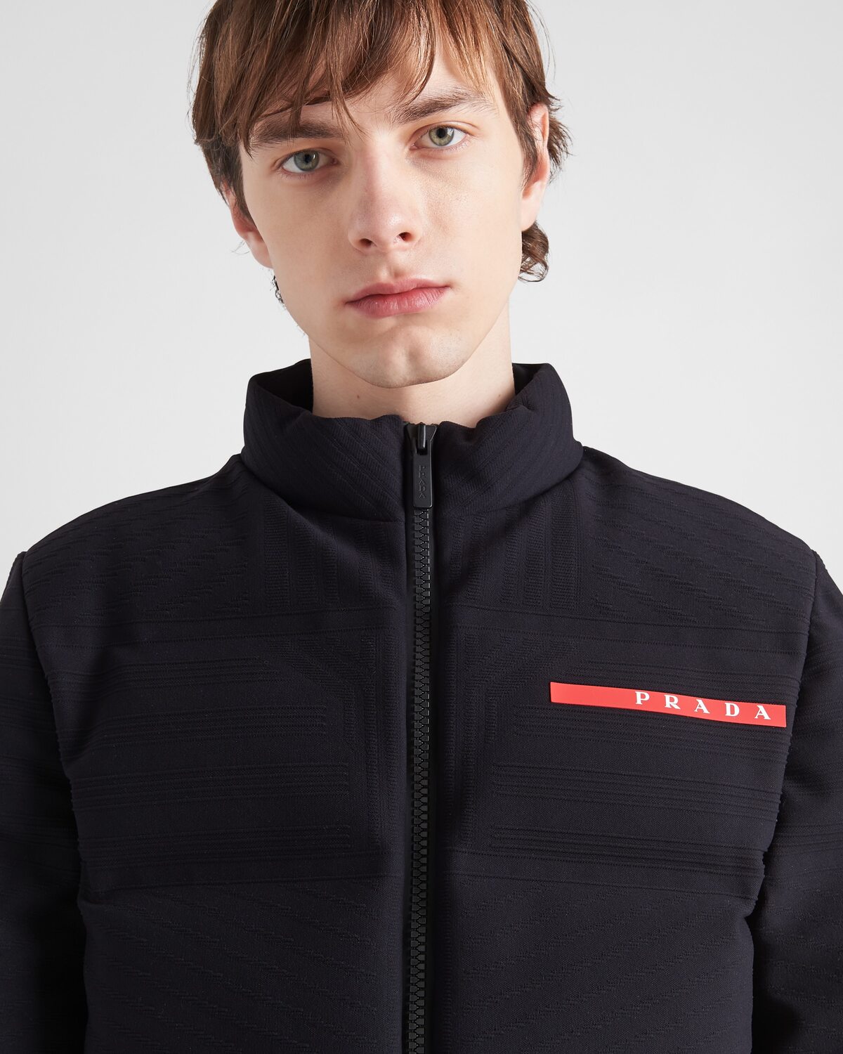 Укороченная пуховая куртка из технического трикотажа Prada, черный — фото 3