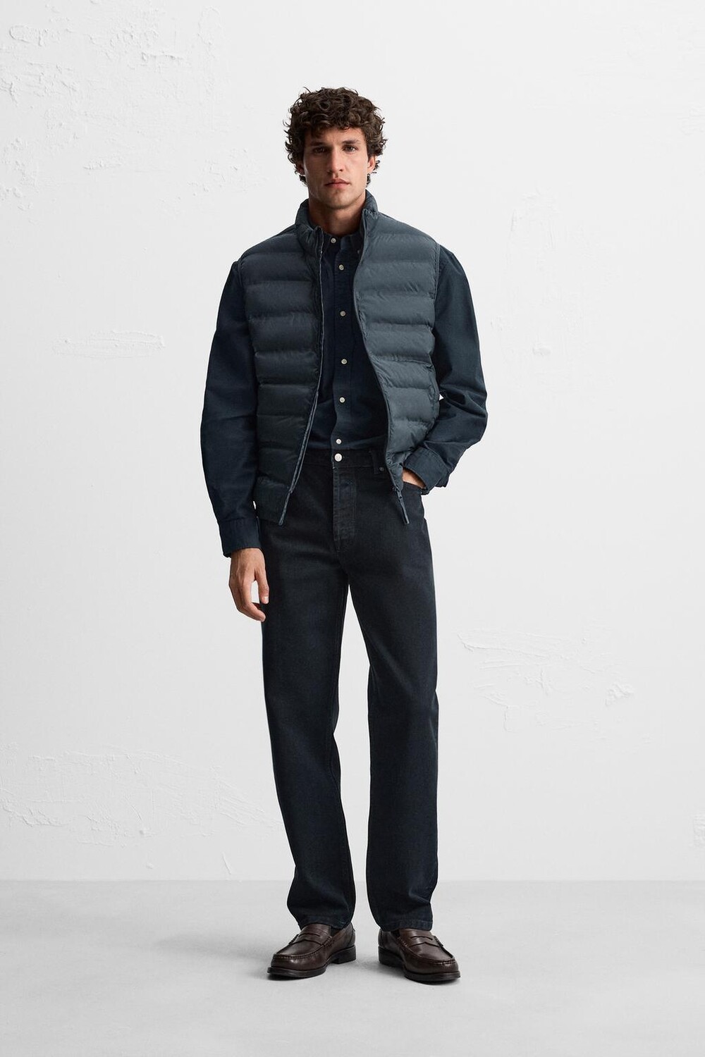 

Легкий пуховик жилет ZARA, темно-синий