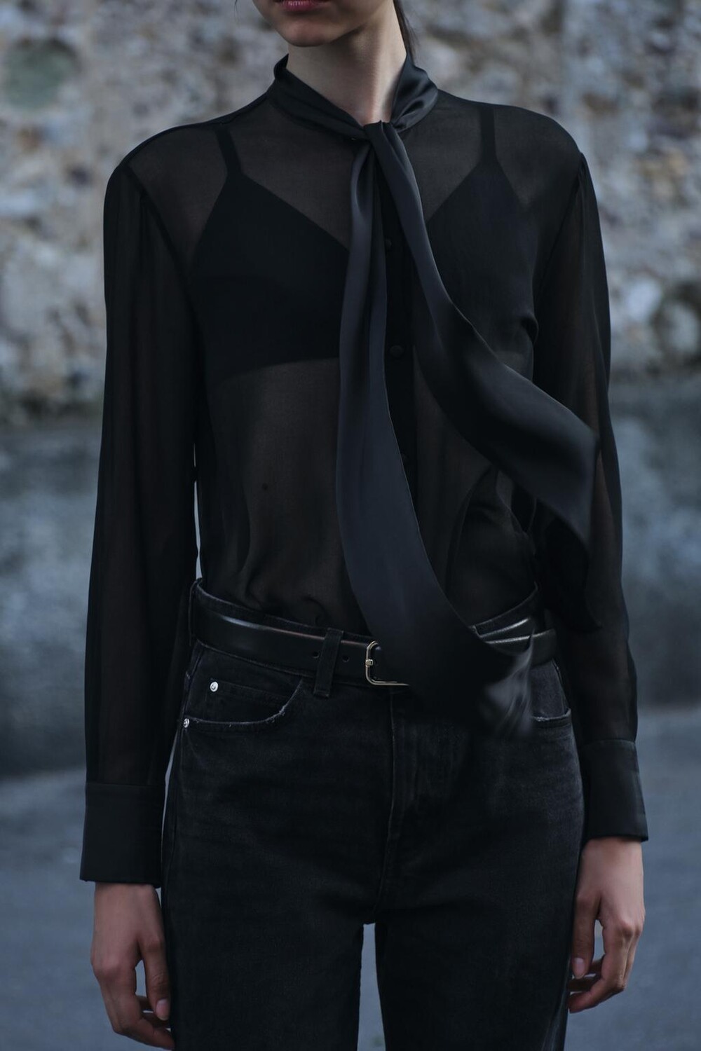 

Блузка с атласной отделкой и завязкой ZARA, черный