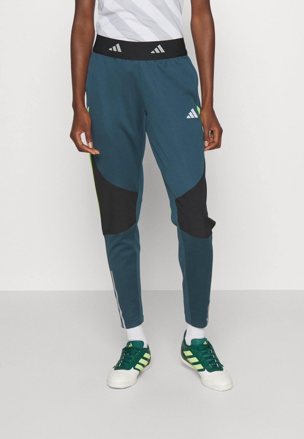 

Спортивные брюки TIRO 23 Adidas, арктическая ночь/салатовый полуглянцевый
