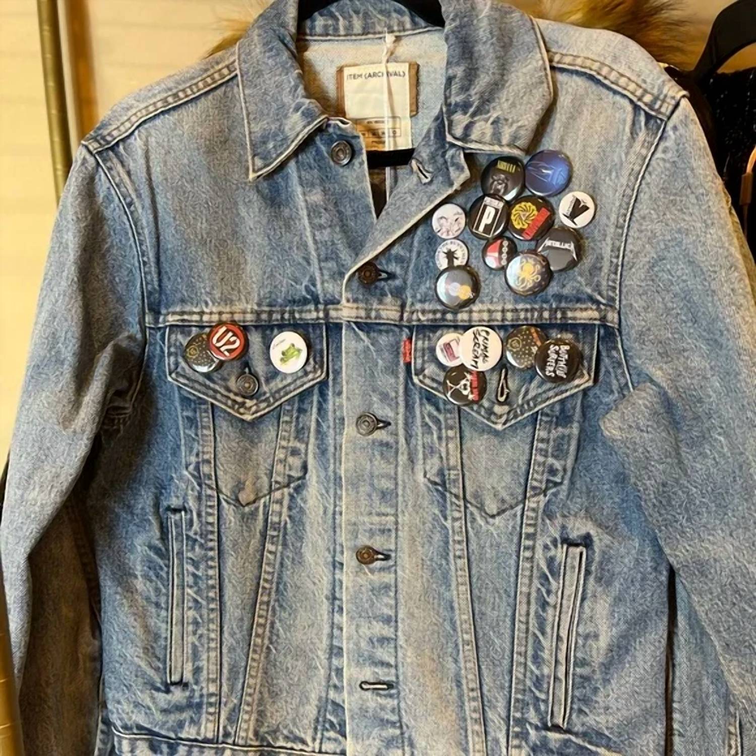 

Унисекс джинсовая куртка с апсайкл-значками Denim Archival Apparel, Denim