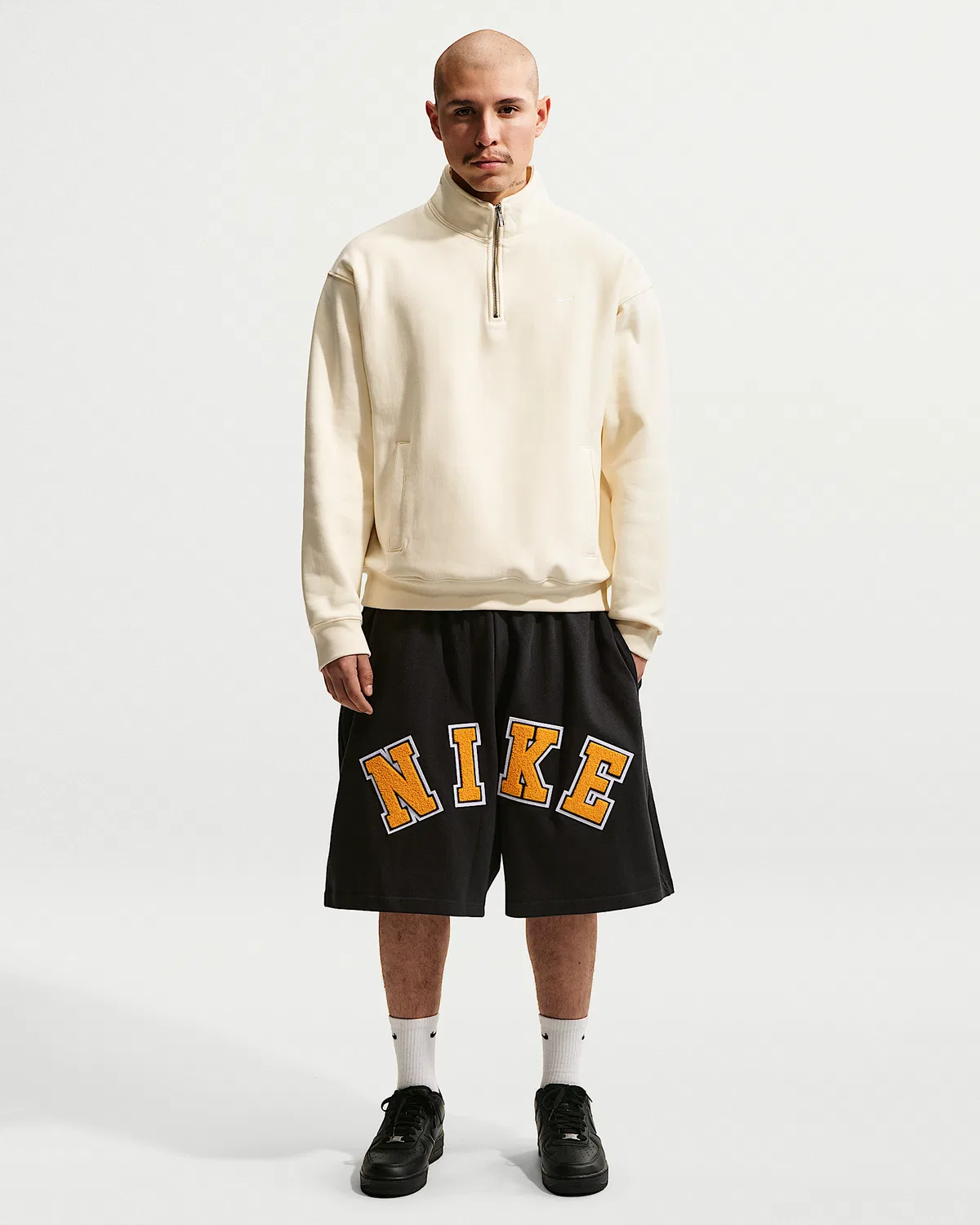Мужские шорты средней плотности Nike Life, Black/University Gold