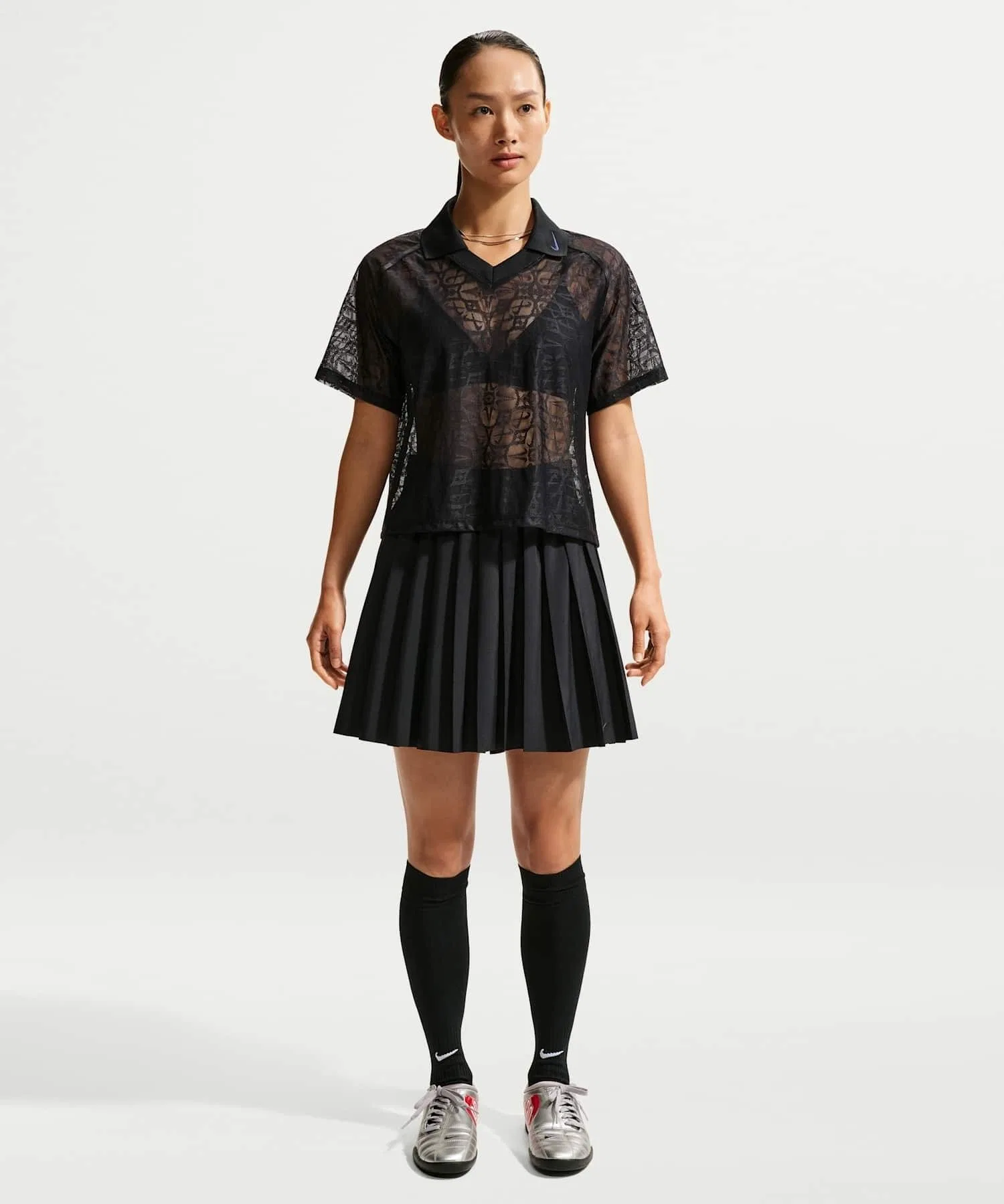 Женская свободная кружевная футболка-поло Nike Sportswear IF0521-010, черная — фото 4