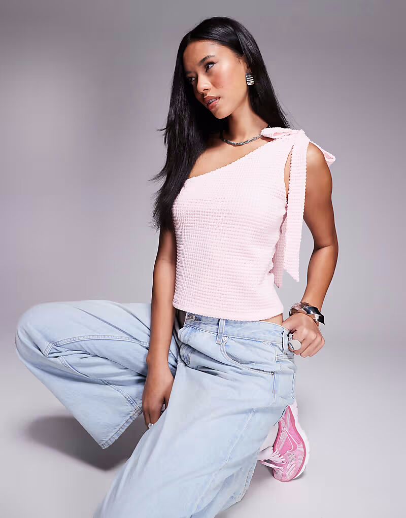 

Фактурный топ на одно плечо с бантом ASOS DESIGN нежно-розового цвета